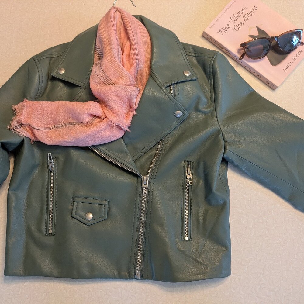 Blank NYC Faux Leather Crop Moto Biker Jacket Olive Green size M - Like New.